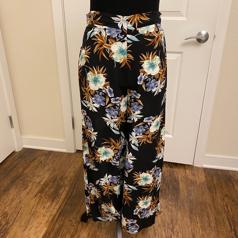 Beautiful wide leg floral pants. Size small - Picture 2 of 7